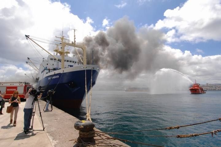 Incendio en el pesquero ruso Oleg Naydenov, atracado en el dique Reina Sof?a