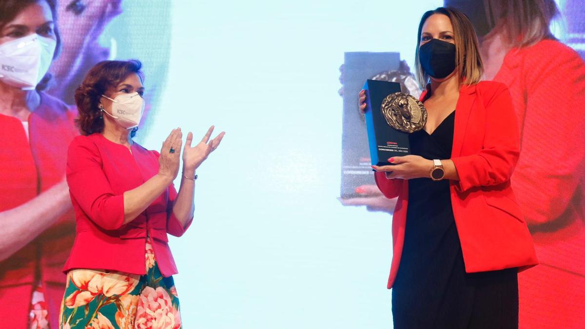 Ylenia Polvoreda recibe el aplauso de Carmen Calvo y de los asistentes, tras recoger su premio.