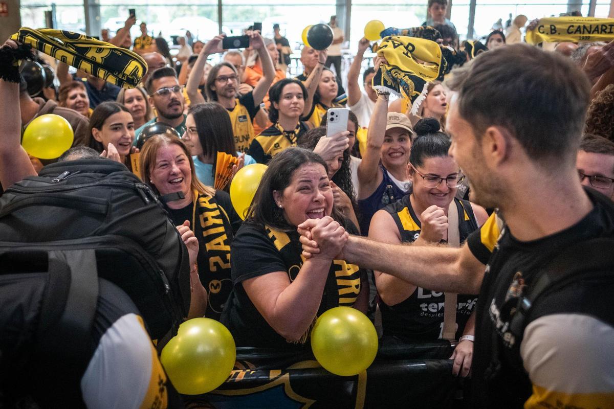 Recibimiento de la afición al CB Canarias