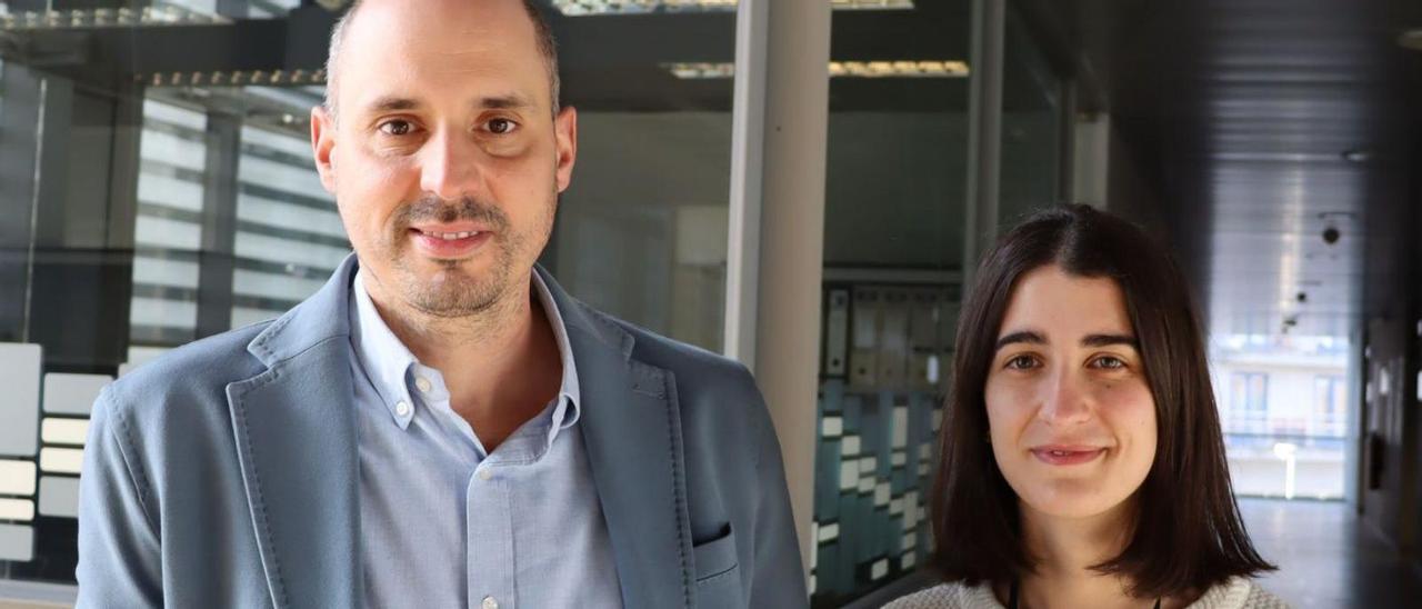 Los investigadores José Tubío y Paula Otero, en la Universidade de Santiago.