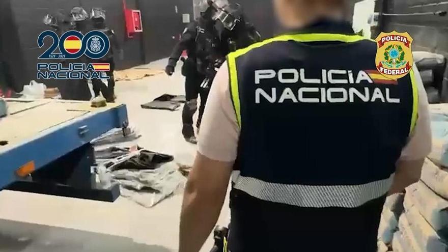 Una red guardaba en un chalé de Cullera 600 kilos de cocaína, 2.800 de hachís y un fusil de asalto listo para disparar