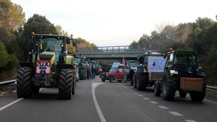 Els pagesos de les comarques gironines bloquegen l’N-II i l&#039;AP-7