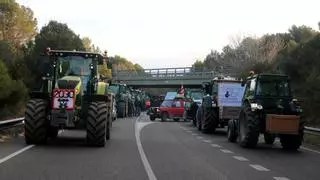 Els pagesos de les comarques gironines bloquegen l’N-II i l'AP-7