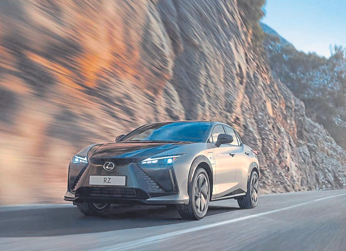 El Lexus RZ en una imagen en carretera.