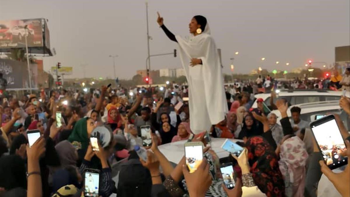 zentauroepp47688685 a sudanese woman gestures during a protest demanding sudanes190505182802