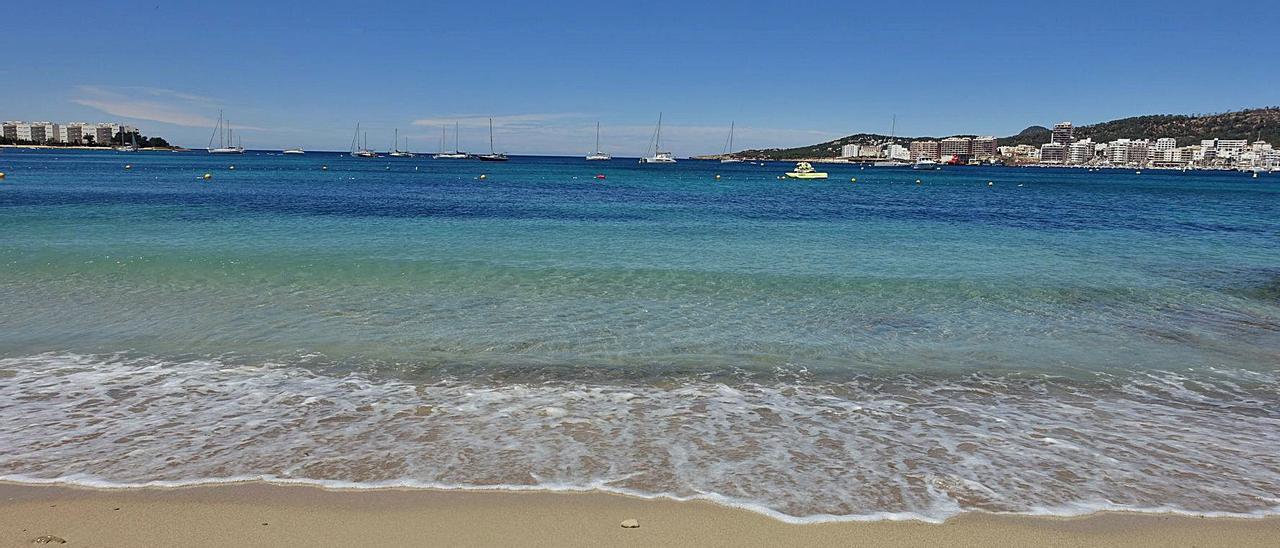 El mar de s’Estanyol exhibe el turquesa más intenso y regular de la bahía.