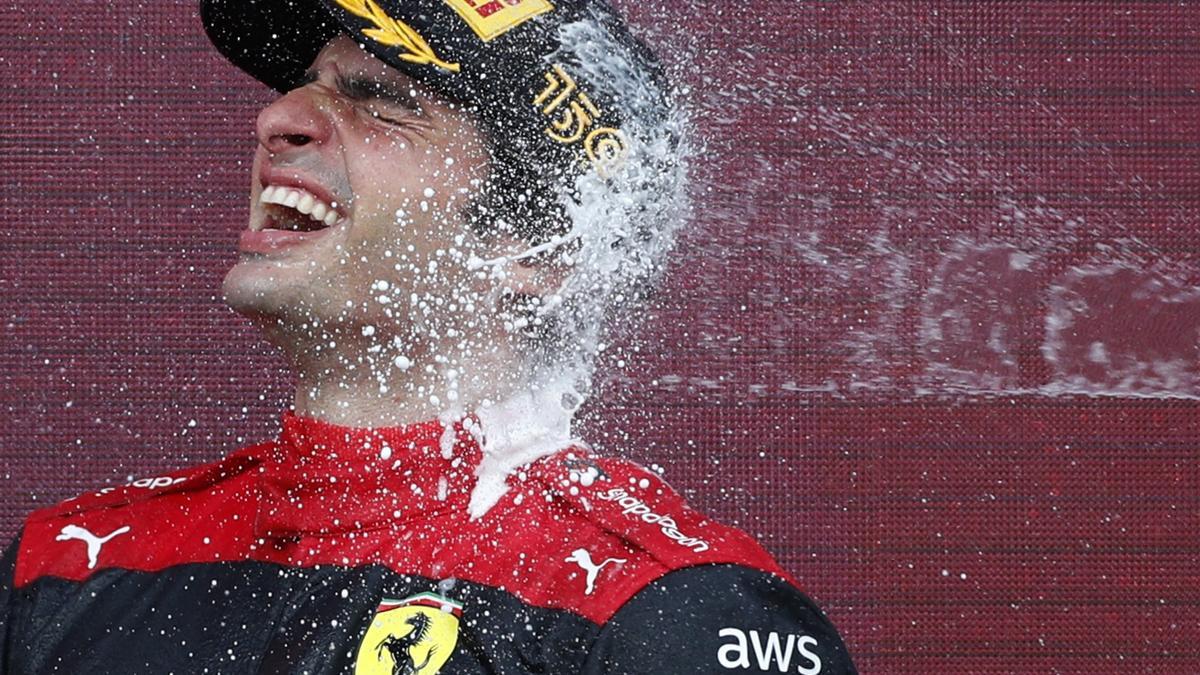 Carlos Sainz celebra su victoria en el podio de Silverstone.