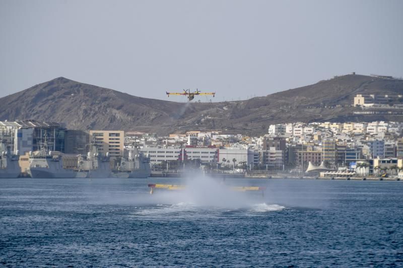 25-02-20 LAS PALMAS DE GRAN CANARIA. BAHIA DE LA CAPITAL. LAS PALMAS DE GRAN CANARIA. Amerizaje de los hidroaviones en la bahia capitalina para recoger agua.    Fotos: Juan Castro.  | 25/02/2020 | Fotógrafo: Juan Carlos Castro