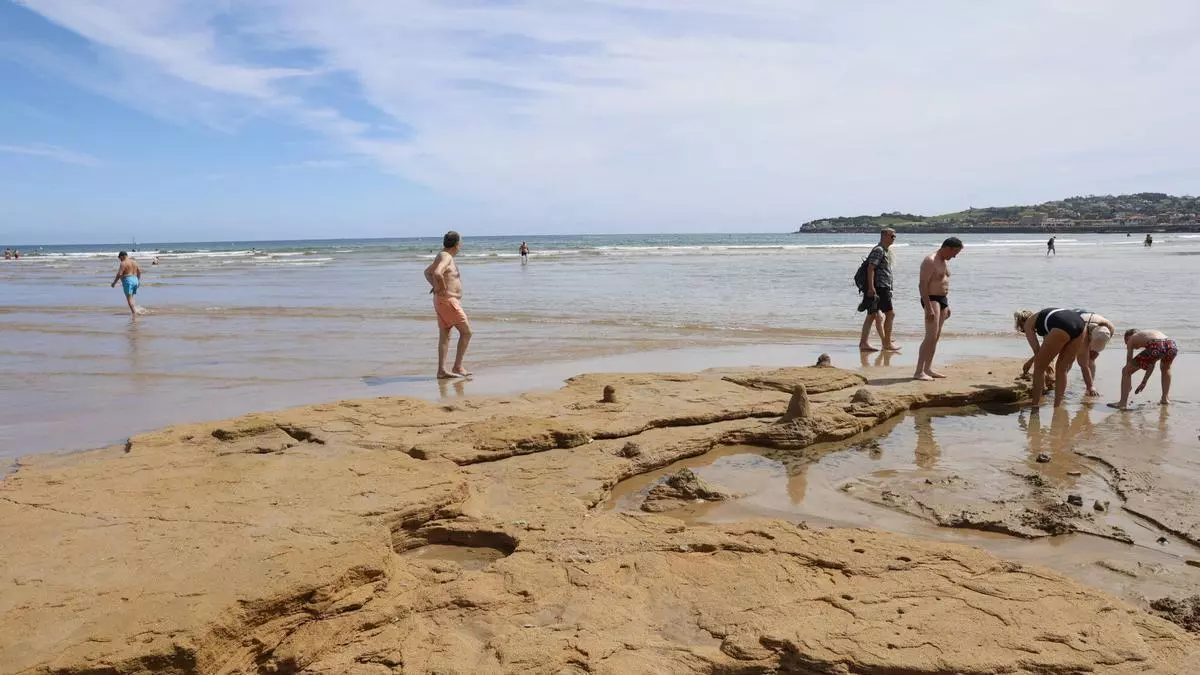 VÍDEO: Una roca de grandes dimensiones sorprende a los bañistas de San Lorenzo: "No la habíamos visto nunca"