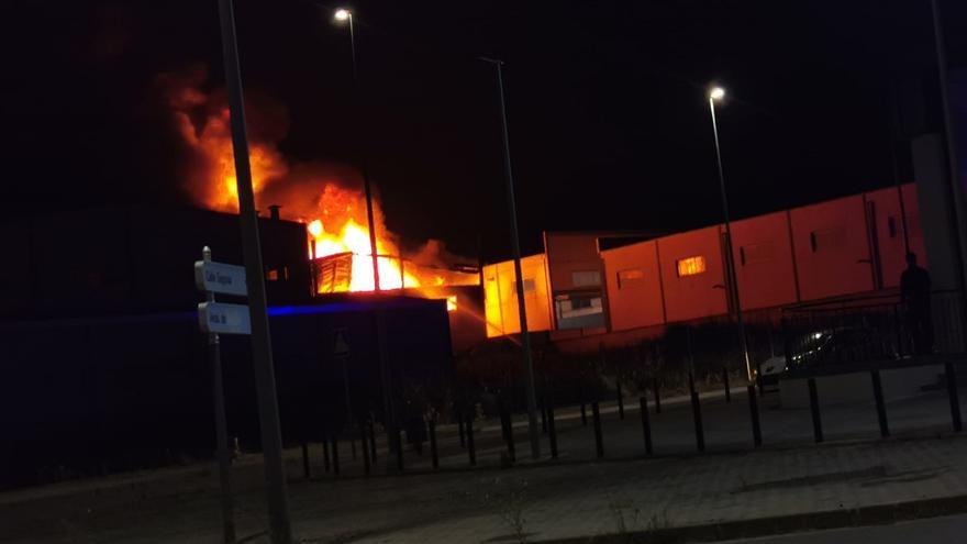 Un violento incendio arrasa una fábrica de aceite reciclados en Lucena