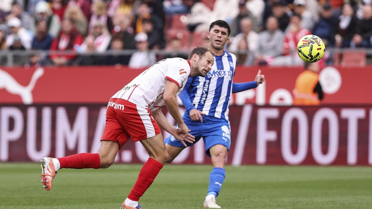 Blind i Aleñá en una acció del Girona-Alabès.