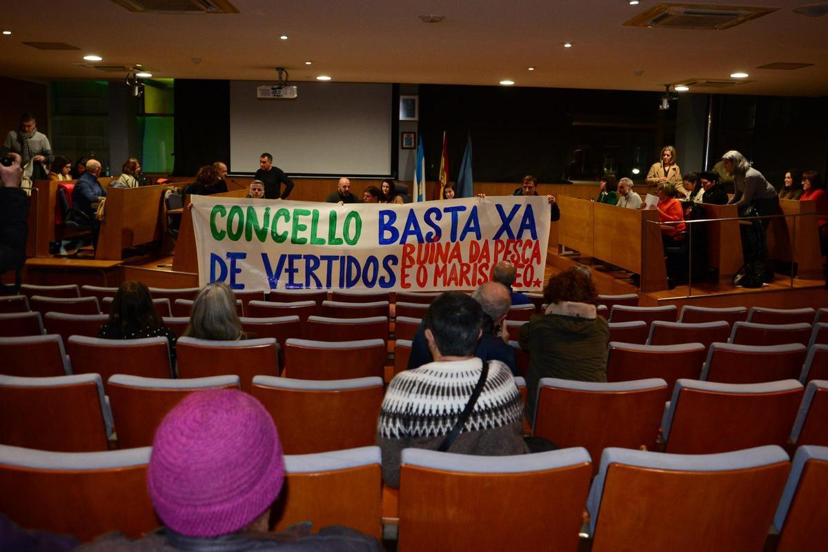 Los representantes de la Cofradía de Cangas con su pancarta contra los vertidos antes del inicio del pleno.