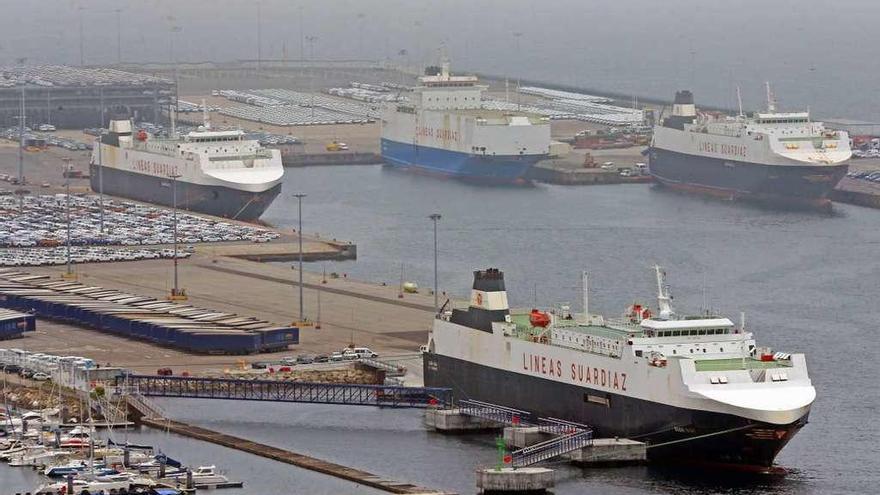 Buques operados por Suardiaz en la autopista del mar, en la terminal Ro-Ro de Bouzas. // Marta G. Brea