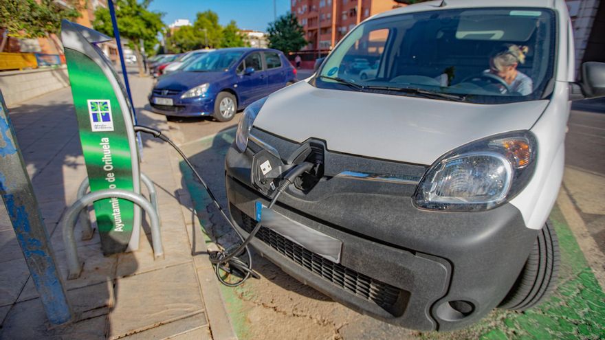 Arreglan los puntos de recarga de coches eléctricos en Orihuela sin funcionar desde 2022