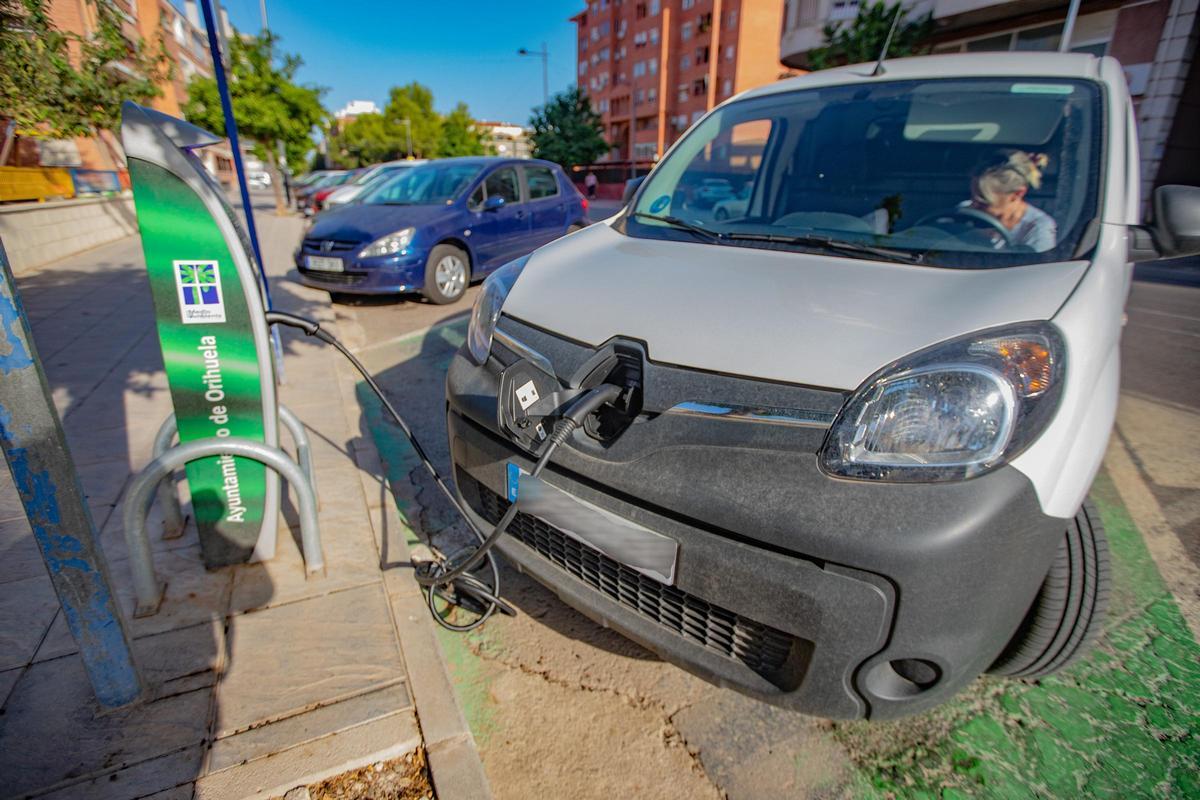 Punto de recarga de coches híbridos y eléctricos en Orihuela.