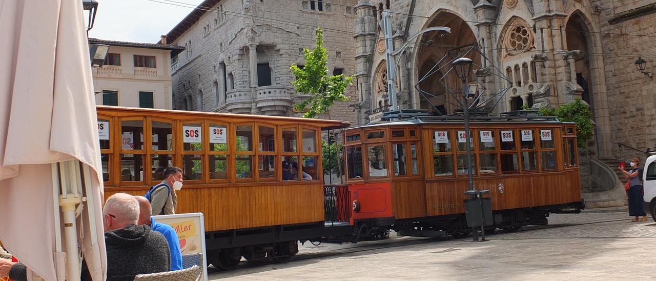 Un tranvía circulando este martes por el centro de Sóller.