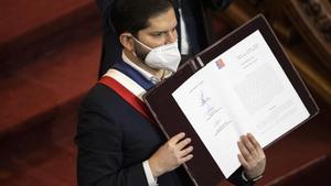 El presidente de Chile, Gabriel Boric, muestra hoy el decreto que convoca a un plebiscito obligatorio el 4 de septiembre tras recibir el texto final de la Carta Magna propuesta por la Convención Constitucional, en Santiago (Chile).