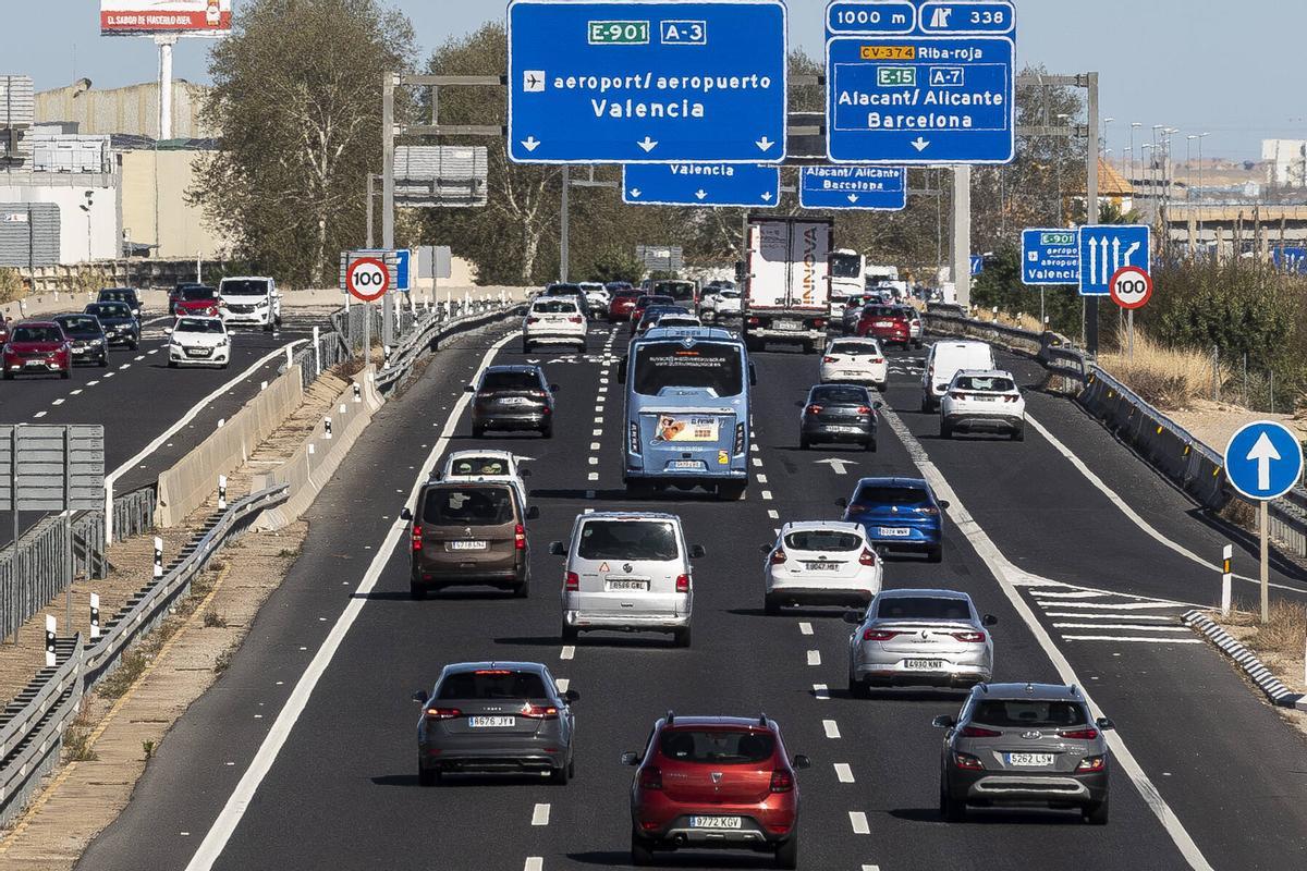 Tráfico en la tarde del Lunes de Pascua en la A3 a la altura del término de Riba-roja de Túria.