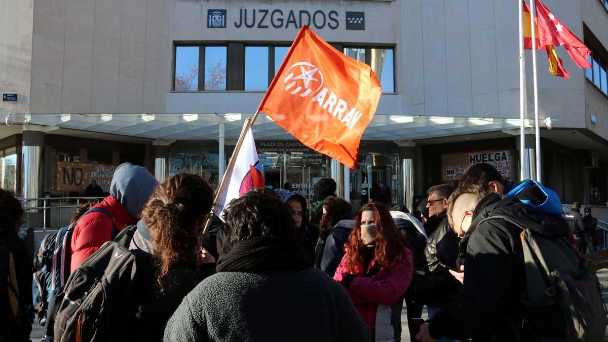 Arran se concentra en apoyo a sus ocho militantes detenidos. En el vídeo, la portavoz de Arran, Adriana Roca, explica los motivos de la manifestación.