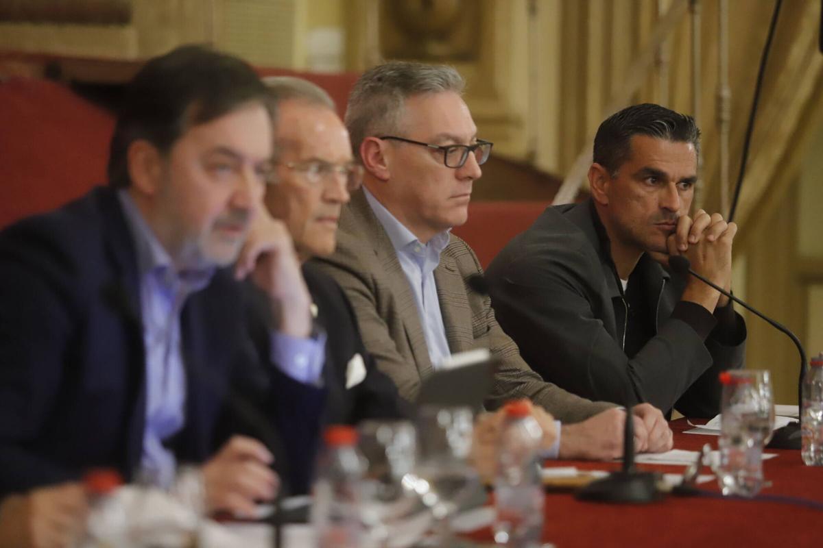 La mesa redonda en el Real Círculo de la Amistad, con protagonistas del Córdoba CF, en imágenes