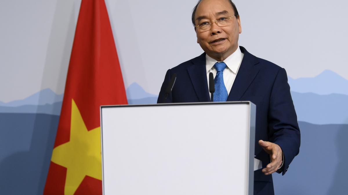 El presidente de Vietnam presenta su dimisión por un escándalo de sobornos.