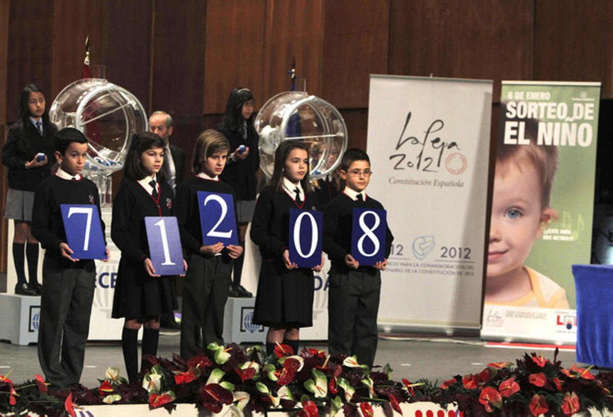 Els nens del Col·legi de Sant Ildefons, amb el primer premi del sorteig de la loteria del Nen, el 71.208.