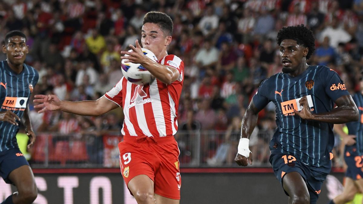 Arribas controla el balón ante Thierry
