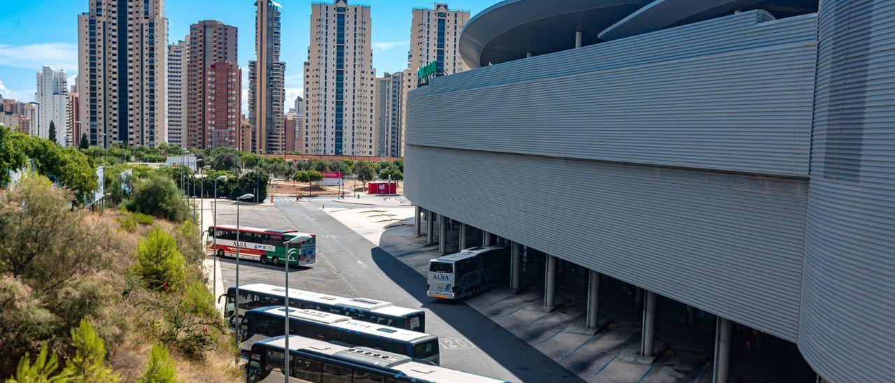 El robo del cobre de las farolas deja a oscuras la estación de autobuses de Benidorm