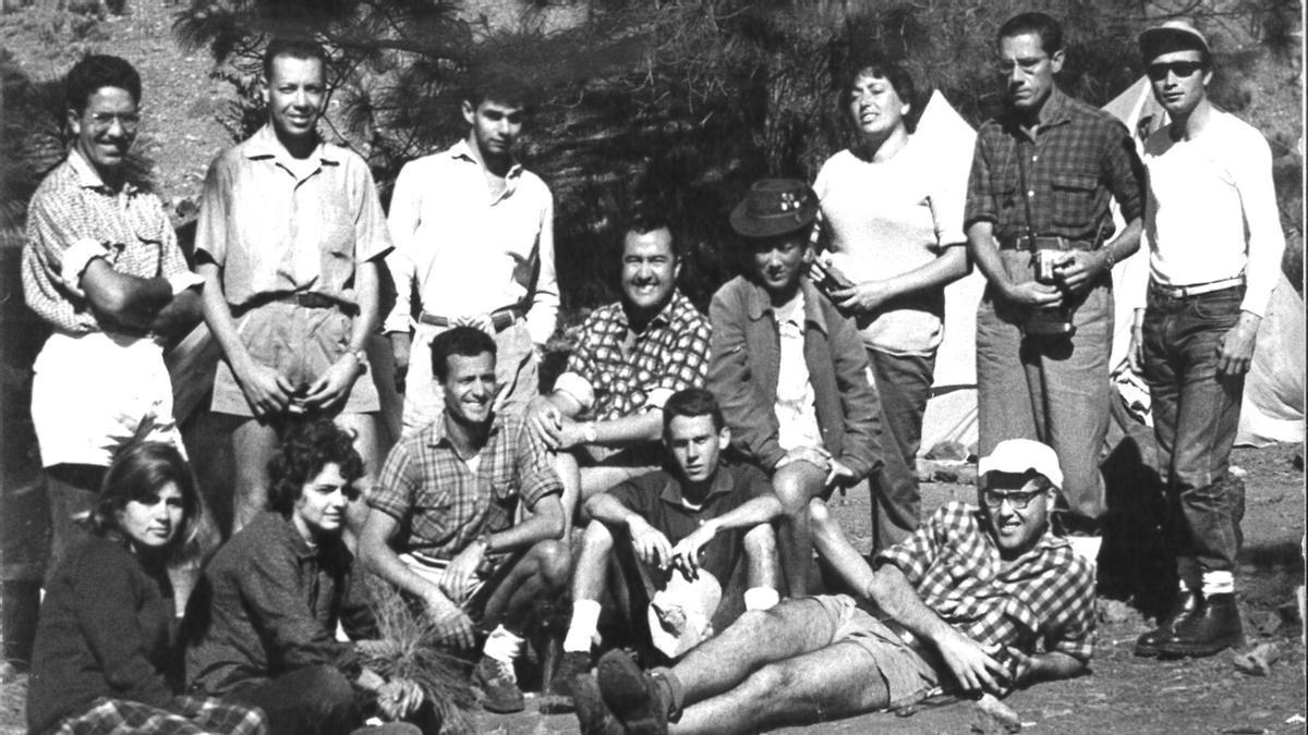 Integrantes del Grupo Montañero Gran Canaria en un campamento en Los Pajonales, al suroeste de Gran Canaria, en el año 1962.