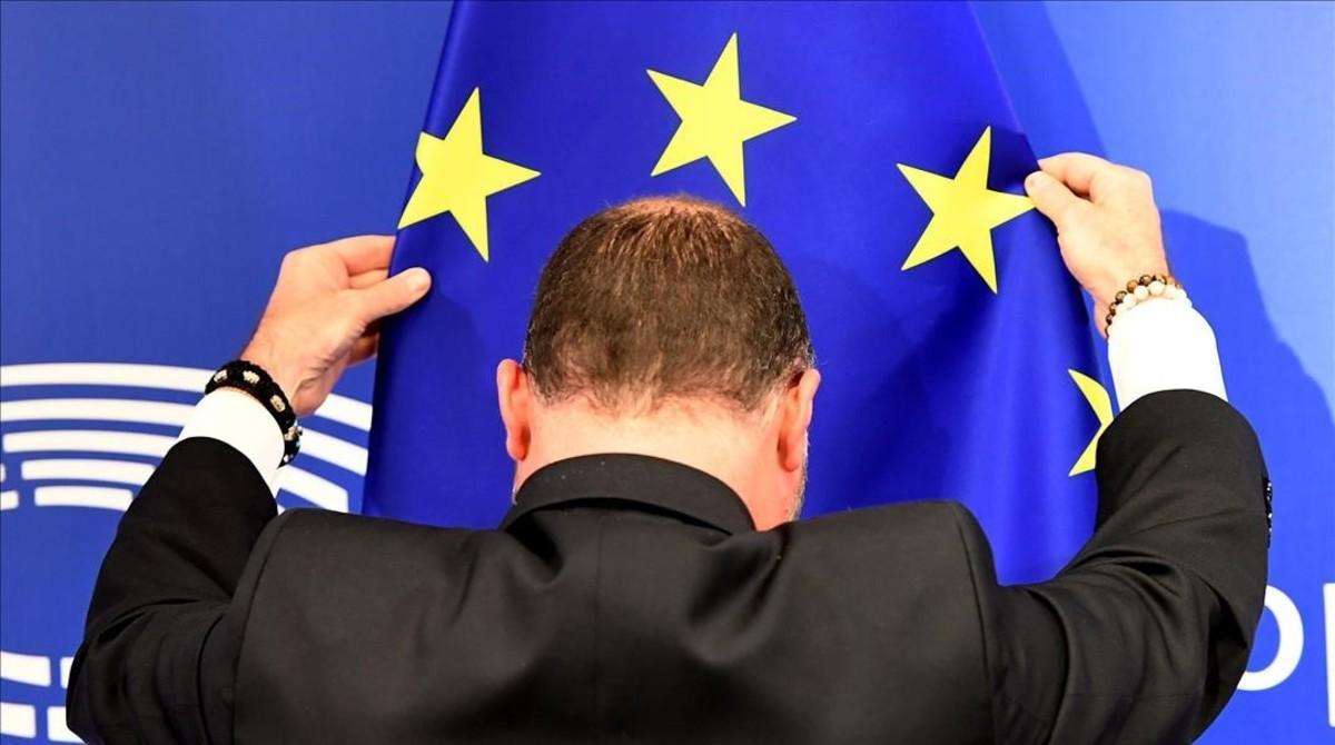 zentauroepp37862540 an employee of the european parliament fixes an eu flag befo170329193332 zentauroepp37862540 an employee of the european parliament fixes an eu flag befo170329193332