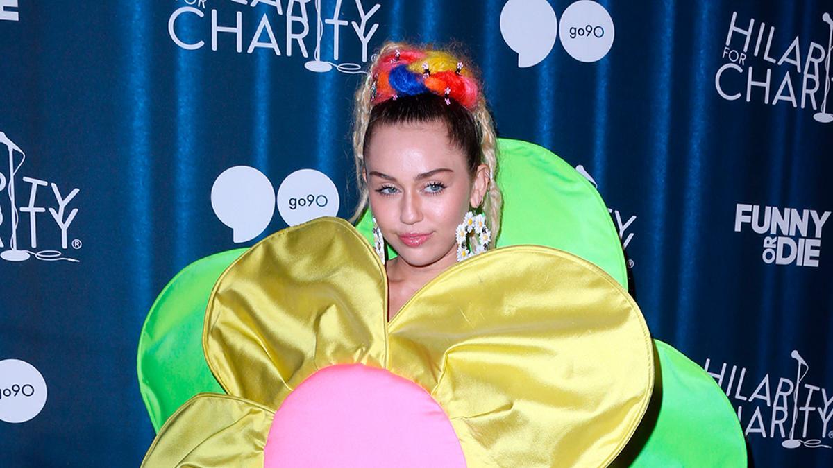 Miley Cyrus y su fabuloso diseño flor de Ágatha Ruiz de la Prada