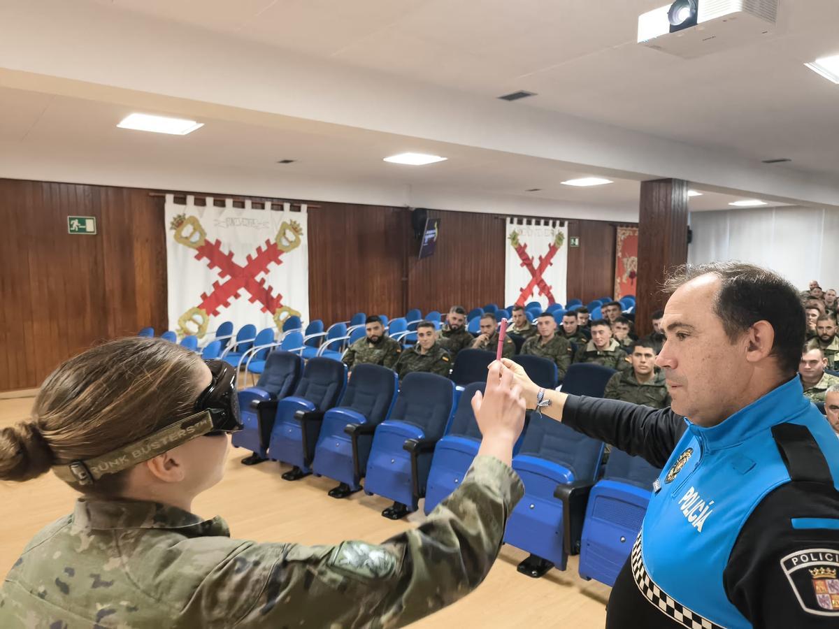 Una militar pruebando las gafas virtuales.