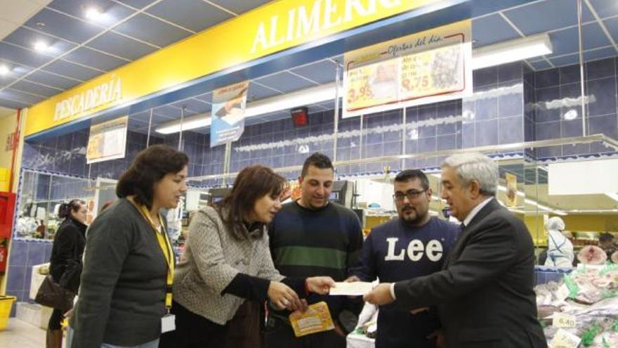 Desde la izquierda, Cristina Espín, Marisol López, Lucas Ferrero, Luis Miguel Lorenzo y Manuel Conde durante la entrega del cheque de 3.000 euros.