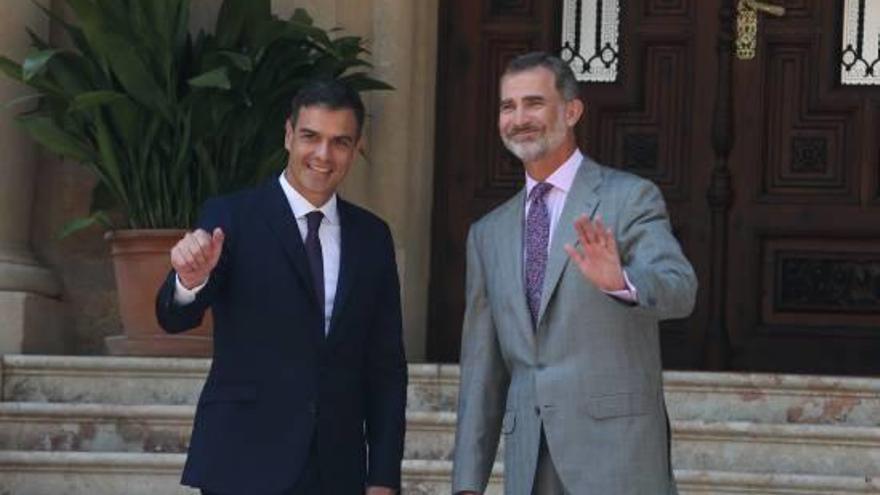 Pedro Sánchez despatxa amb el rei Felip VI al Palau Marivent de Palma de Mallorca.