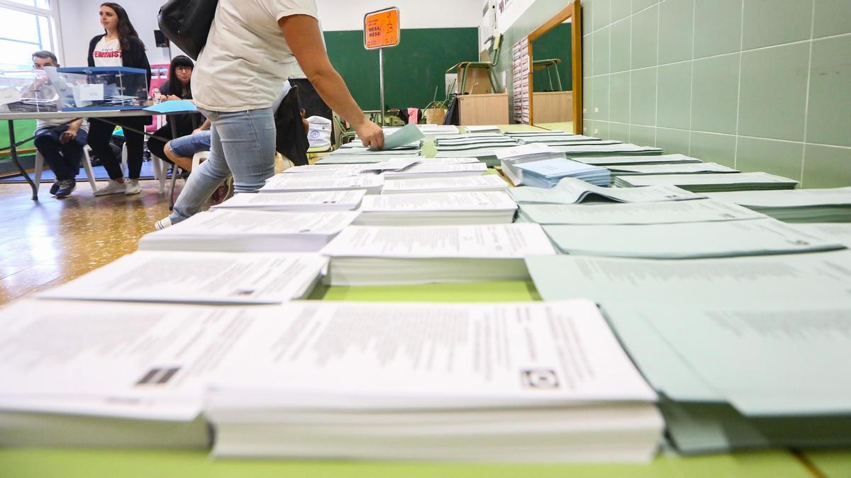 Una ciudadana elige su papeleta en un colegio electoral de Benidorm, durante las municipales y autonómicas de 2019.