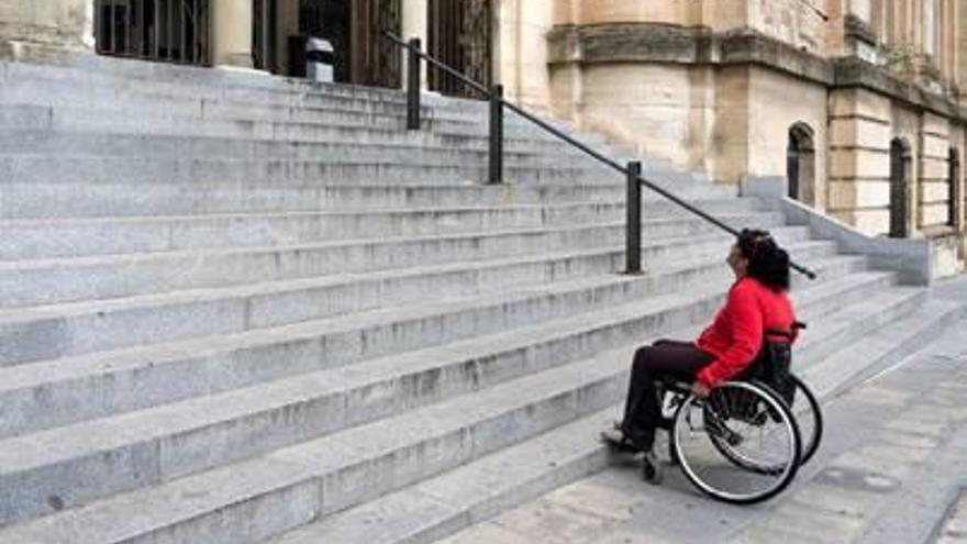 Los discapacitados critican las barreras para acceder al edificio escolar del Viaducto