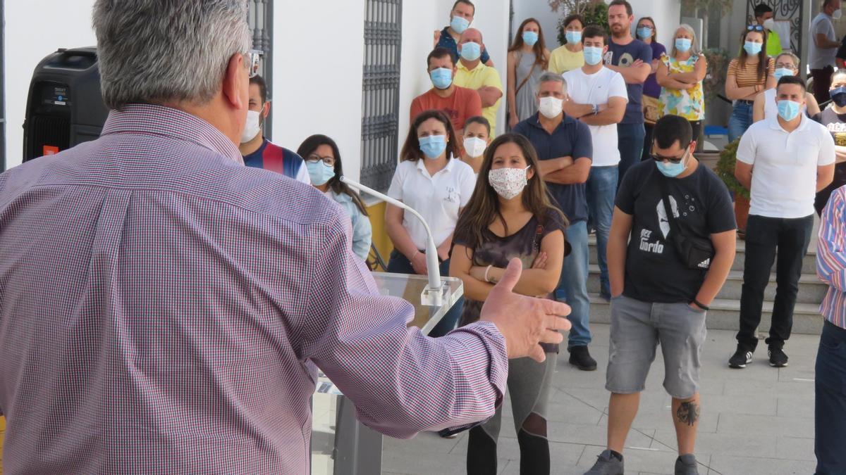 Reunión del alcalde y empresasarios para presentar el plan del covid del año pasado.