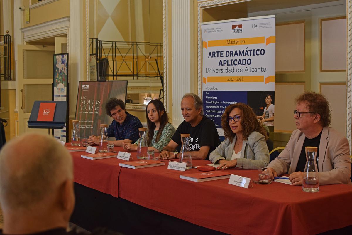 Un momento de la presentación de "Las novias viudas", este lunes, en el Teatro Principal de Alicante