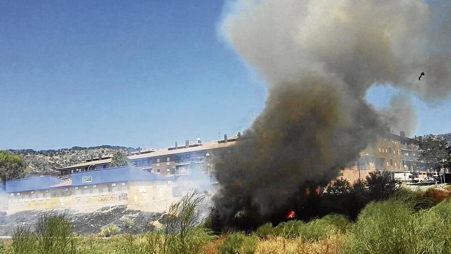 Un testigo graba al presunto autor de los últimos fuegos de pastos en Plasencia