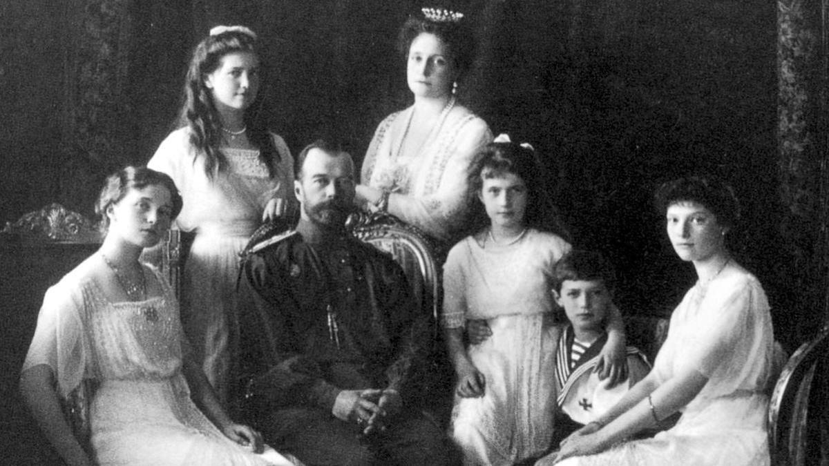 La familia Romanov, en 1913 (de izquierda a derecha, Olga, María, Nicolás II, la zarina Alejandra, Anastasia, Alekséi y Tatiana.