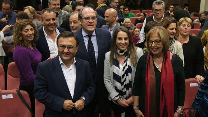 Miguel Ángel Heredia, respaldado por Ángel Gabilondo, Esther Ruiz y Adelaida de la Calle en el cierre de campaña en el Rectorado.