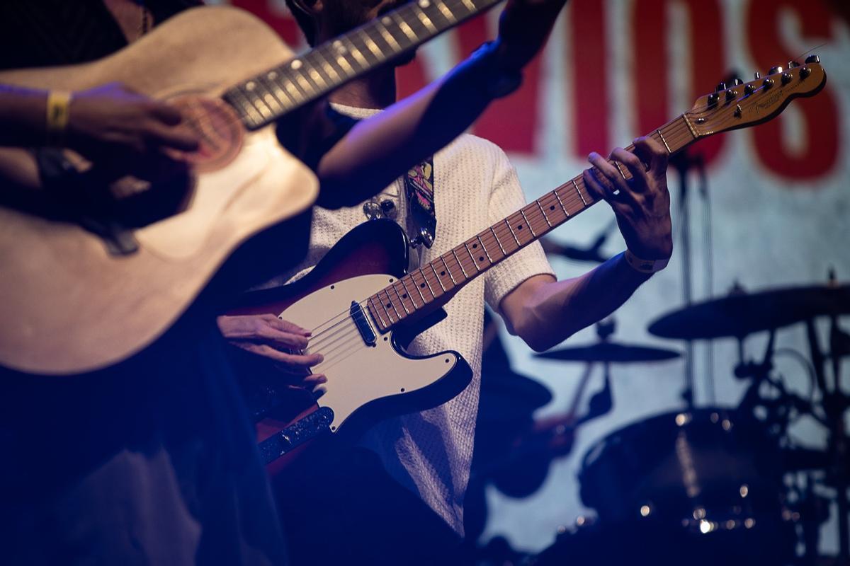 Jueves de guitarra clásica y rock mestizo Jueves de guitarra clásica y rock mestizo