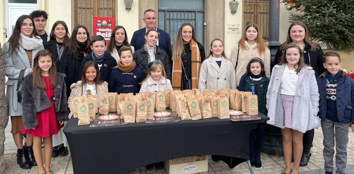 Imagen facilitada por el Ayuntamiento de Castellón del reparto de clementinas en el Grau.