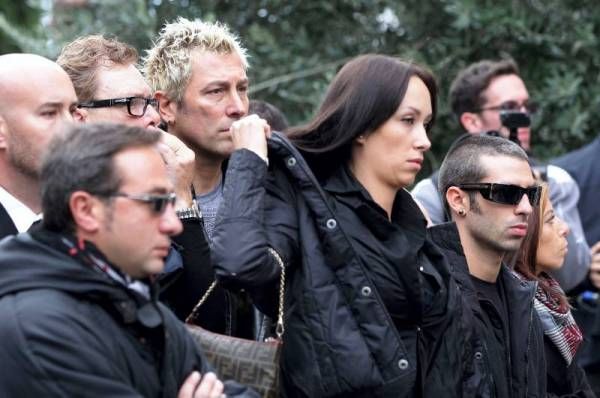 Miles de personas asisten al funeral de Marco Simoncelli