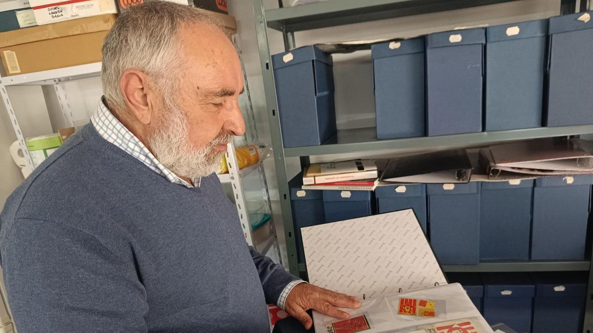 Miguel Sánchez con uno de los álbumes donde guarda algunas de las piezas de su colección de pegatinas, en su domicilio en Meres, Siero.