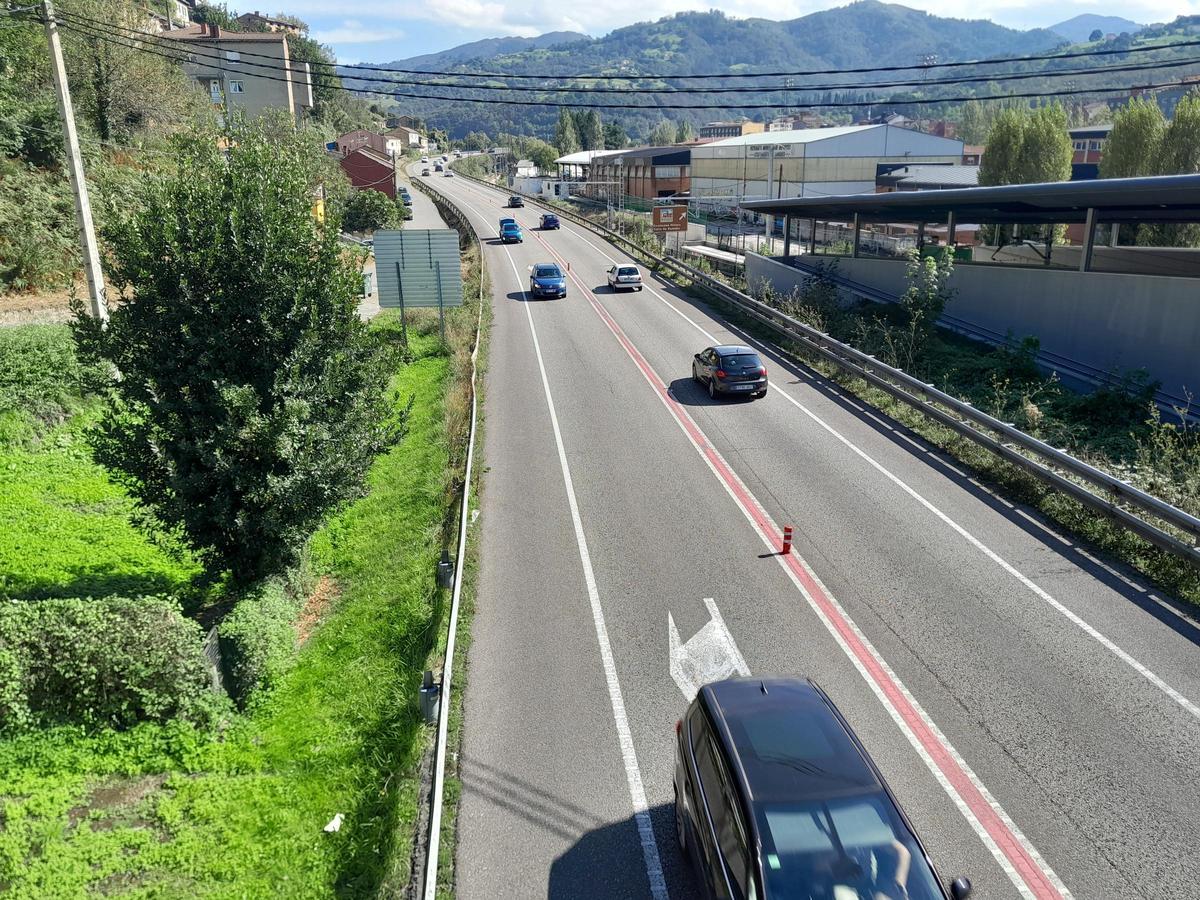El Corredor del Nalón, a su paso por Sama, ya con la carretera de doble sentido separada por una línea roja y bolardos.