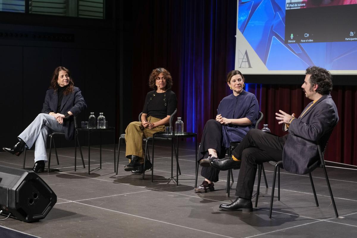 Las actrices Ángela Cervantes (2d), Nora Navas (i) y Patricia López Arnaiz (2i) participan en un encuentro abierto al público con las nominadas a mejor actriz protagonista en los próximos premios Goya.