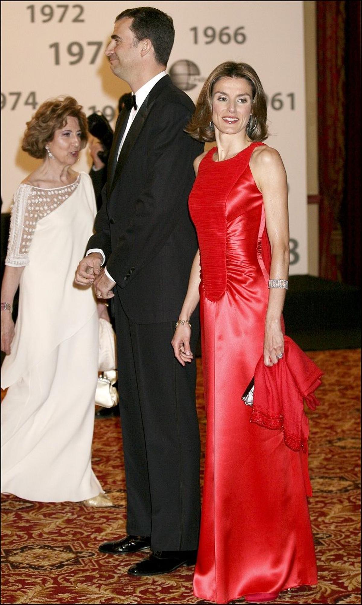 Letizia con un vestido rojo en el 50 aniversario de 'Actualidad Económica'