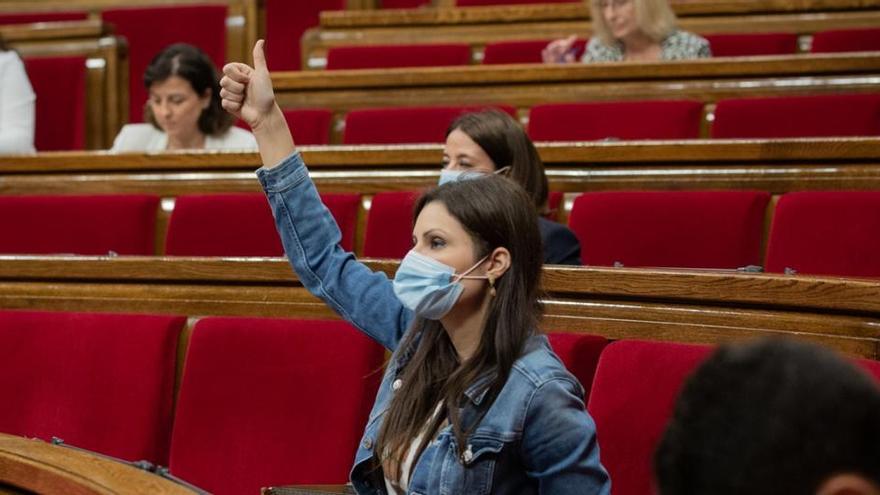 Lorena Roldán votando en el Parlament.