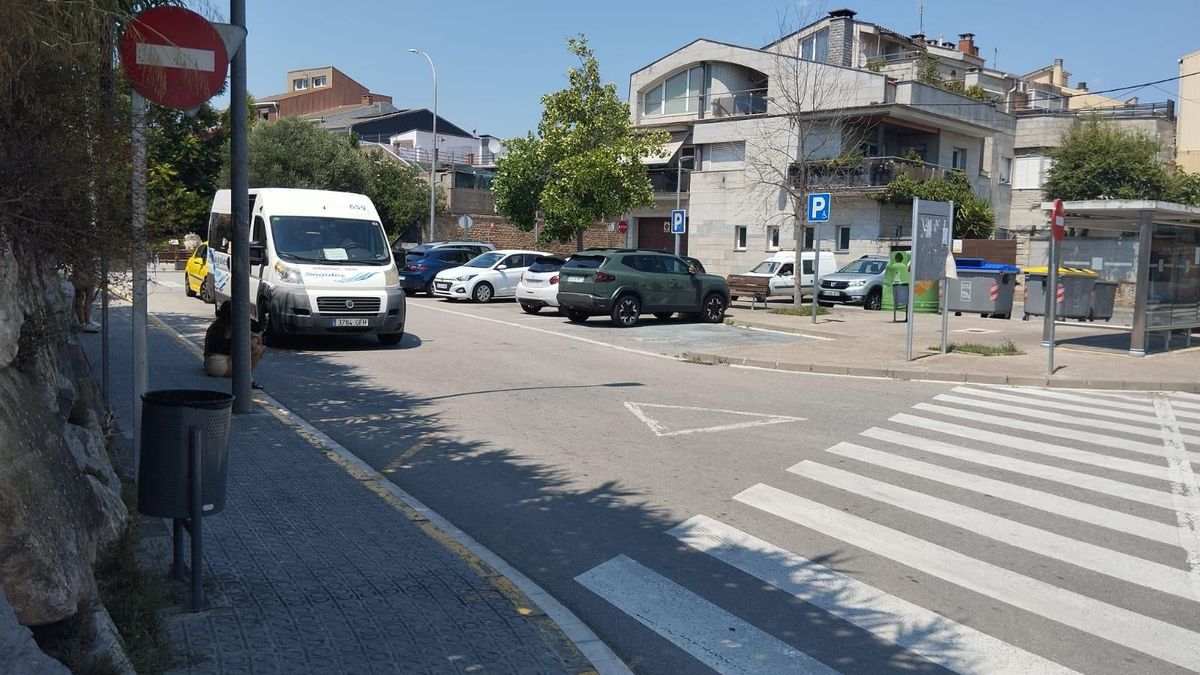 Un microbús aturant-se a la parada de la plaça del Pi